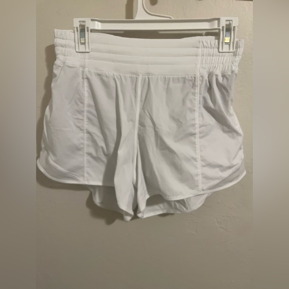 Lululemon hotty hot low rise lined Shorts size 8 - Picture 1 of 5